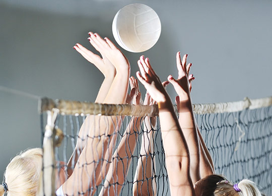 Volleyball tæt kamp ved nettet
